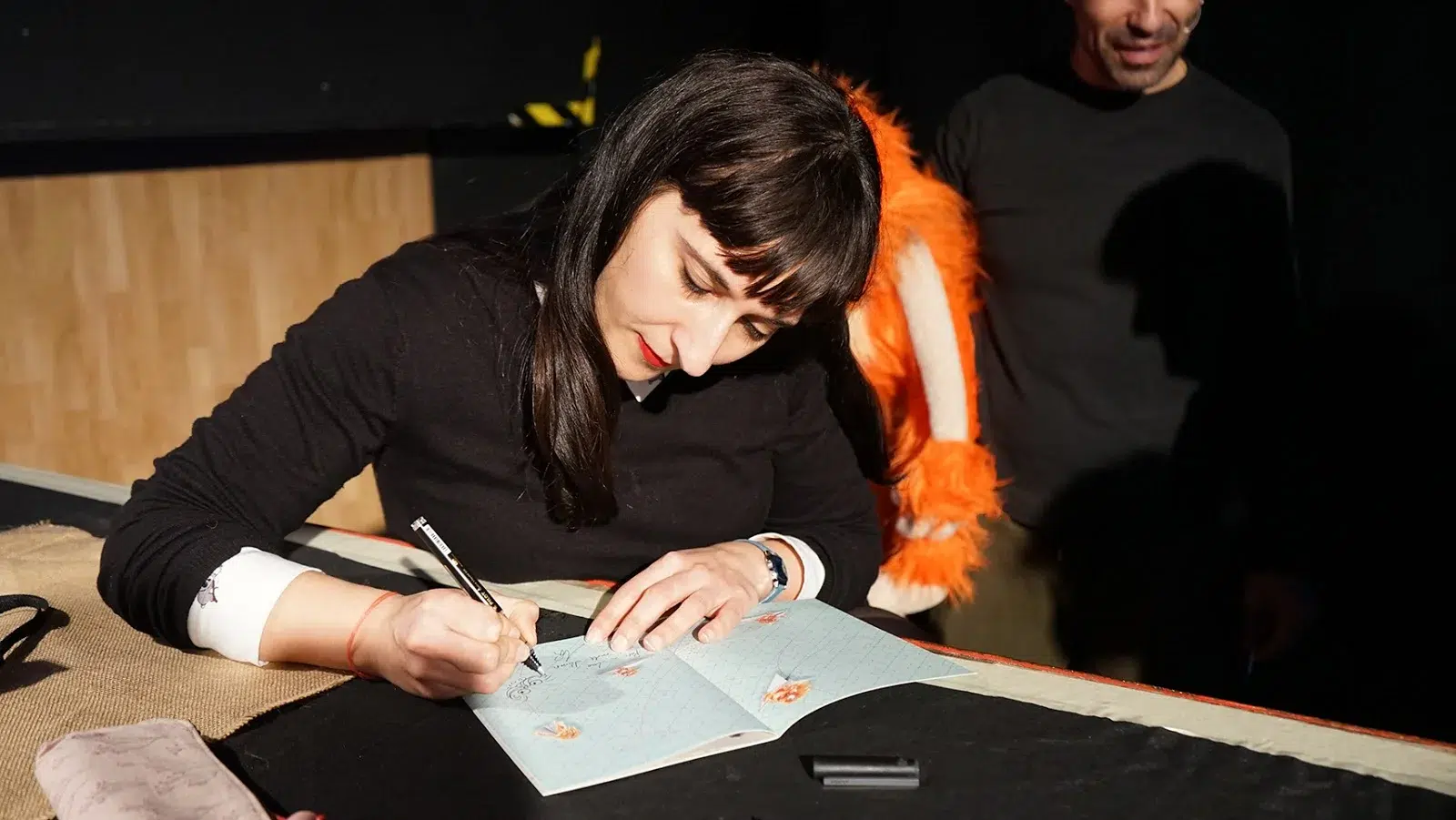 Mirilustra at the book signing session of The Quadern de MITA.